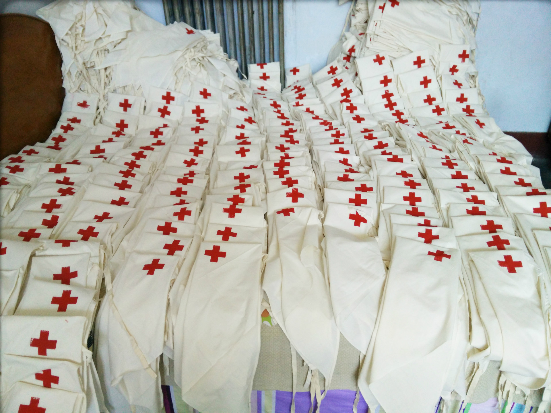 急救厂家现货医用纯棉三角巾 三角巾绷带急救红十字印刷带绑带系