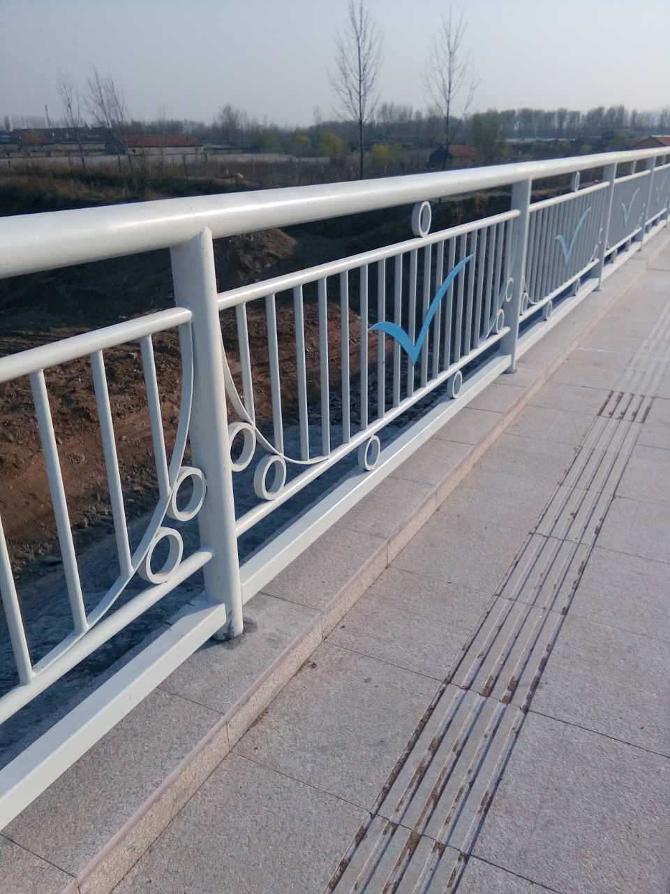 厂家直销桥梁护栏 锌钢圆管桥梁护栏一米起批可定制