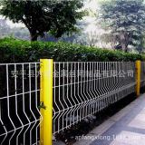 生产供应高速公路护栏网 小区球场隔离桃型柱护栏网厂家直销定制