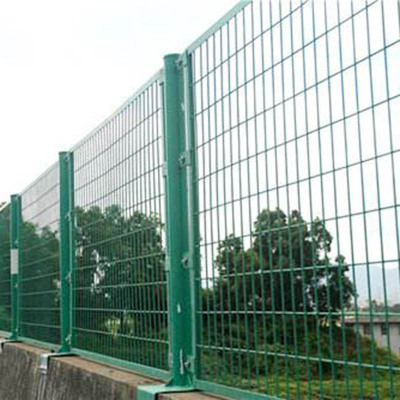 铁路防护栏网 定制小区临时护栏网 规格齐全安全隔离栅护栏