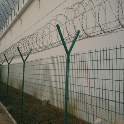 看守所护栏网刀片刺绳 监狱钢丝围墙网 防爬军事基地围墙厂家直供