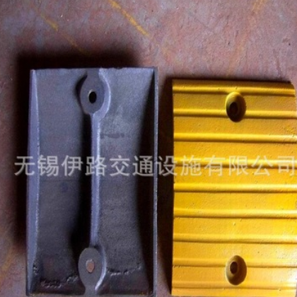优质厂家生产加工铸钢减速带销售安装，反光膜，轮廓标，道钉等图3