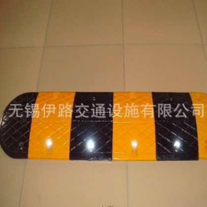 优质厂家生产加工铸钢减速带销售安装，反光膜，轮廓标，道钉等图2