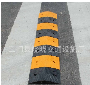 厂家供应加厚款人字形橡胶减速带 7cm道路减速板停车场交通设施图2