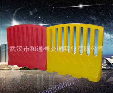 工厂供应价格 高速防撞交通塑料围栏 道路耐压耐撞过硬塑料高围栏图2