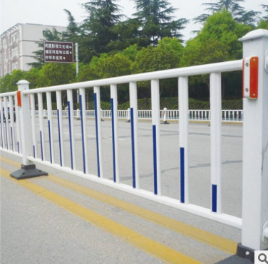 厂家直销城市道路隔离栏杆白色锌钢护栏交通设施安全隔离护栏批发