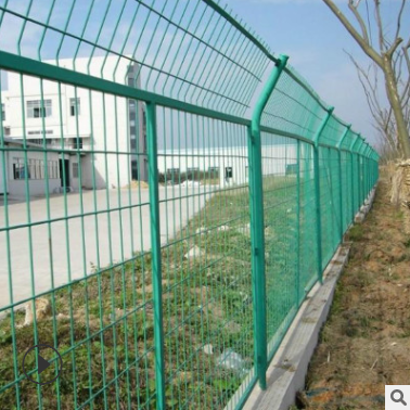 河南边框护栏 篮球场隔离网 浸塑绿色铁丝网 网框架带弯护栏