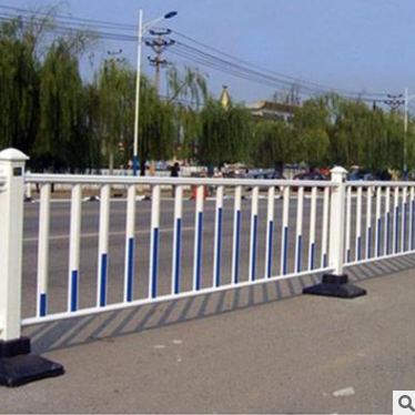 工厂直销市政道路隔离护栏喷塑锌钢护栏公路白色m型京式栏杆定做