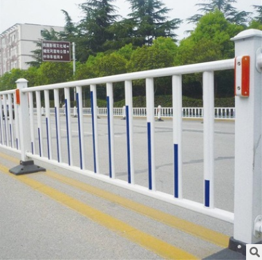 厂家直销城市道路隔离栏杆白色锌钢护栏交通设施安全隔离护栏批发