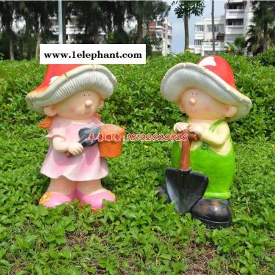 戴着蘑菇帽子的卡通小孩,公园卡通人物雕塑图3