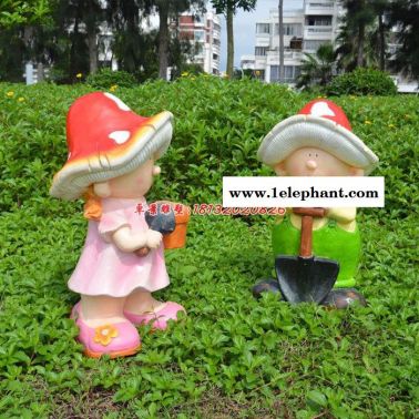 戴着蘑菇帽子的卡通小孩，公园卡通人物雕塑