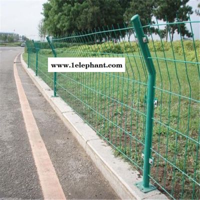 草坪防护网 果园护栏网   防护网 护栏网双边丝护栏网河道防护网桥边防护网村边防护网养殖围网小区围网设备防护网工厂图4