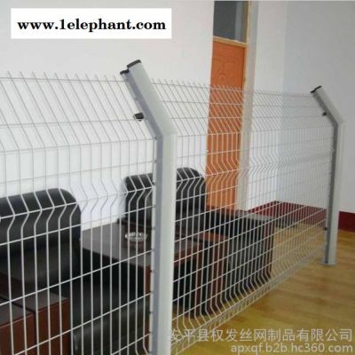 权发桃形立柱护栏网 折弯防护网 三道弯防护网 厂区隔离网现货图3