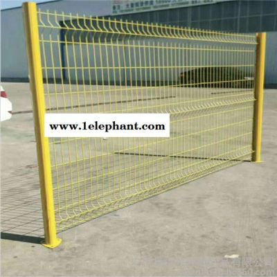 权发桃形立柱护栏网 折弯防护网 三道弯防护网 厂区隔离网现货图7