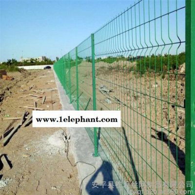 权发桃形立柱护栏网 折弯防护网 三道弯防护网 厂区隔离网现货图2