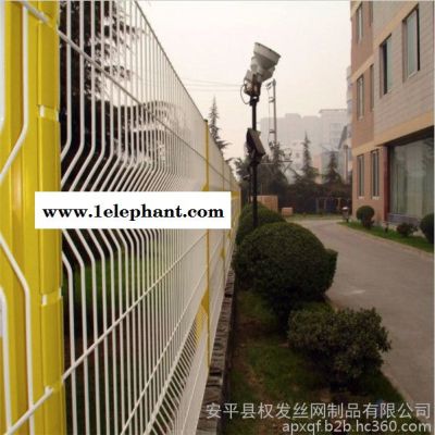 权发桃形立柱护栏网 折弯防护网 三道弯防护网 厂区隔离网现货图4