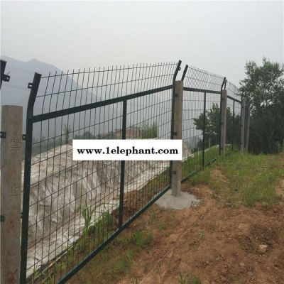 金属钢丝护栏网 1.8米金属防护网 弯头护栏网报价图4