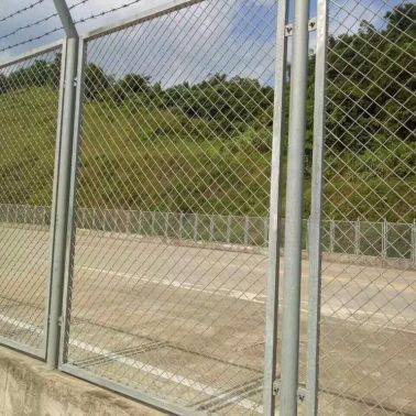 宝坤Y型立柱护栏网 机场围网 银行监狱隔离防护网 刺绳护栏网