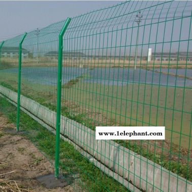 宝坤现货双边丝护栏网 道路护栏网体育场学校隔离与防护网