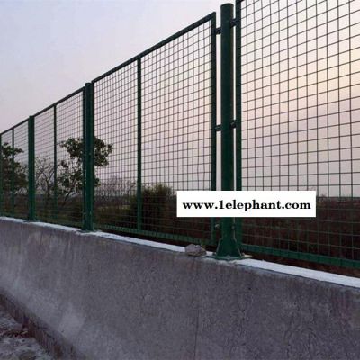 仁美 供应 桥梁防护网 公路护栏网 热镀锌浸塑高速围栏网 护栏厂家图3