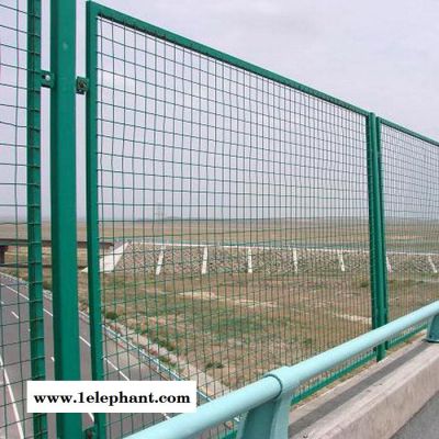 仁美 供应 桥梁防护网 公路护栏网 热镀锌浸塑高速围栏网 护栏厂家图2