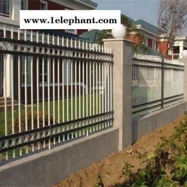 花园围栏 防腐木围栏 防护网围栏  臣运丝网制造   价格详谈