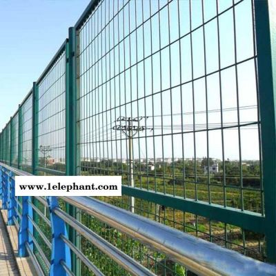 供应桥梁防护网  公路护栏网  热镀锌浸塑高速围栏网