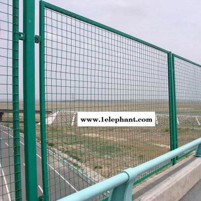 供应桥梁防护网 公路护栏网 热镀锌浸塑高速围栏网图4