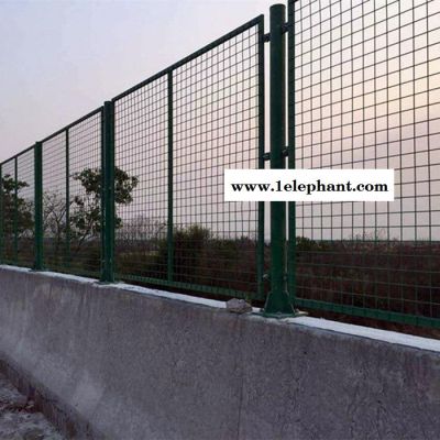 供应桥梁防护网 公路护栏网 热镀锌浸塑高速围栏网图3