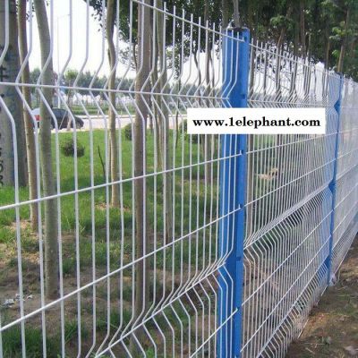 轩辰 现货供应桃型柱三角折弯护栏网 小区围墙护栏 桃型柱防护网图5