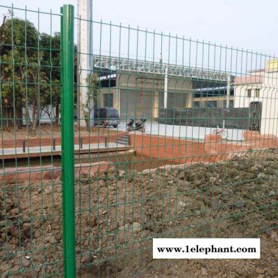 轩辰 三角折弯桃型柱护栏 折弯护栏网 公路厂区围栏 铁丝网围墙防护网图3
