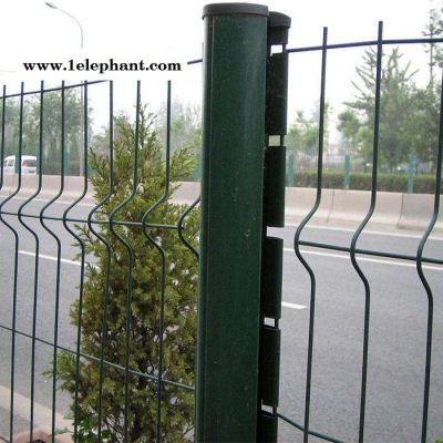 轩辰 三角折弯桃型柱护栏 折弯护栏网 公路厂区围栏 铁丝网围墙防护网图4