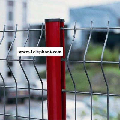 轩辰 三角折弯桃型柱护栏 折弯护栏网 公路厂区围栏 铁丝网围墙防护网图5