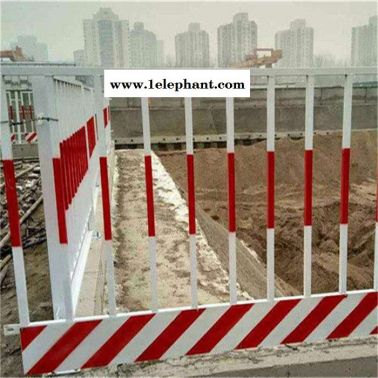 山东基坑临边定型化栏杆 市政施工安全防护网 道路警示围栏网 道路护栏网