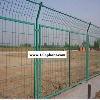 包胶焊接边框护栏网浸塑隔离防护网工厂防护围栏网