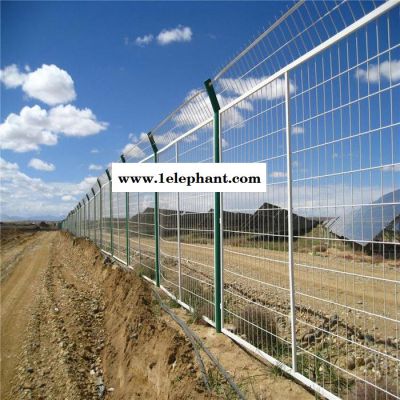 秦鼎 高速公路护栏网**道路铁丝护栏网种植双边丝弯头围栏防护网
