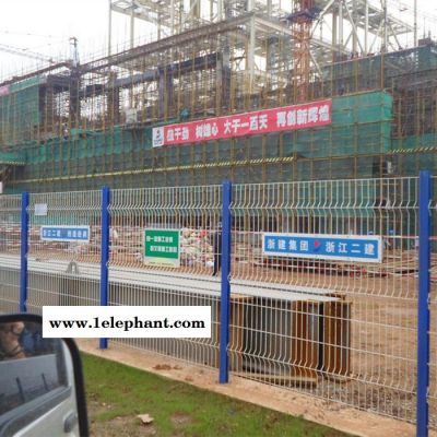 高速公路框架边框铁丝护栏网小区隔离防护网 桃型柱养殖场护栏网图5