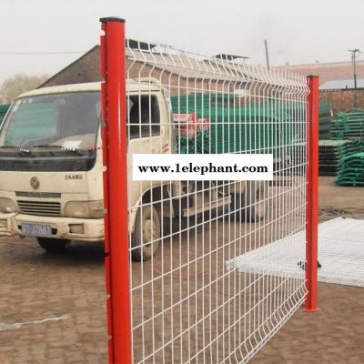 高速公路框架边框铁丝护栏网小区隔离防护网 桃型柱养殖场护栏网图7