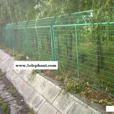 庞璐**  圈地框架防护网 公路框架护栏网 公路护栏网 铁路护栏网价格 铁路围栏网价格图2