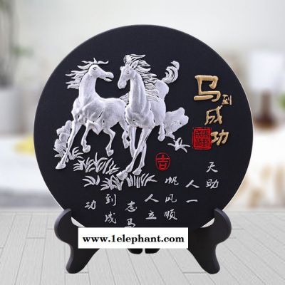 马到功成活性炭雕摆件定做 碳雕酒柜装饰品玄关摆件批发 厂家定做活性炭圆盘 乔迁新居礼品碳雕工艺品定做图3