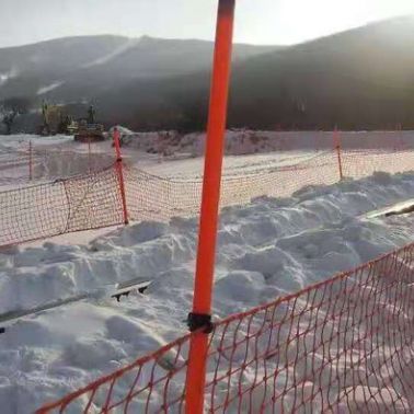 山东瀚雪供应滑雪场防撞垫雪场防护网网杆雪具大厅防滑垫 滑雪场防护设施