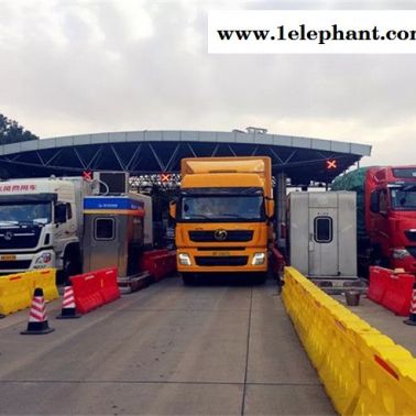 上海高速公路水马防撞桶 上海高速船型防撞墩批发 插防眩板滚塑水马