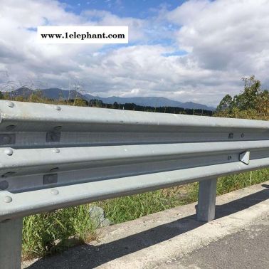三波镀锌护栏板高速公路防撞安全设施