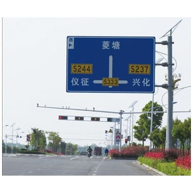 监控杆工程案例道路标志牌与交通信号灯杆件