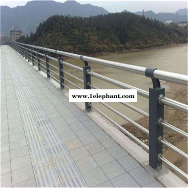 新闻:广东梅州桥梁防撞支架耐腐蚀易安装