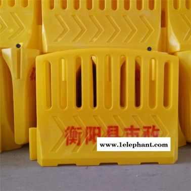 益阳滚塑水马高围栏围档 岳阳道路隔离墩 市政水马隔离墩厂家