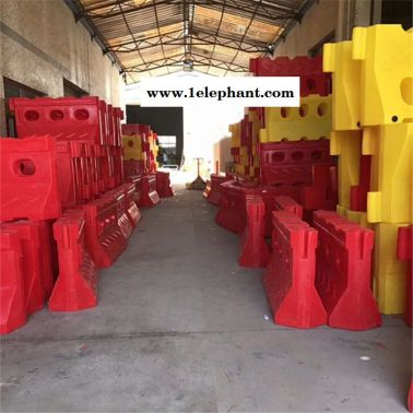 上海浦东滚塑水马 高速公路防撞墩 崇明隔离墩水马厂家