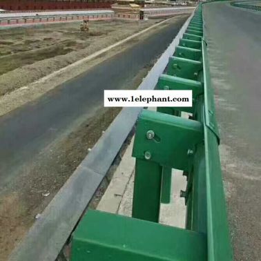 喷塑三波波形护栏设施 防撞安全设施 高速公路安全护栏板