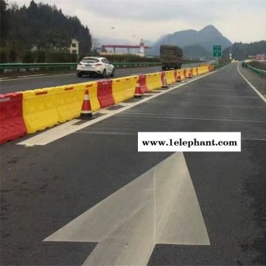 高速公路施工滚塑水马厂家 高速公路安全保障隔离围栏 警示防撞墩