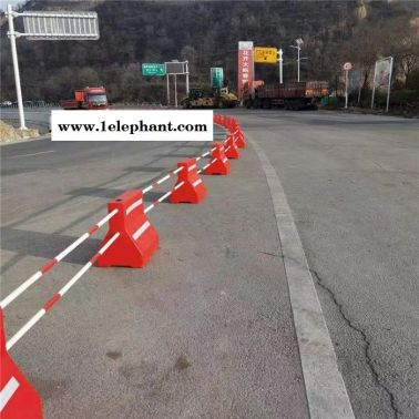 高速公路匝道口隔离水马防撞墩 高速临时封道隔离栏滚塑水马厂家
